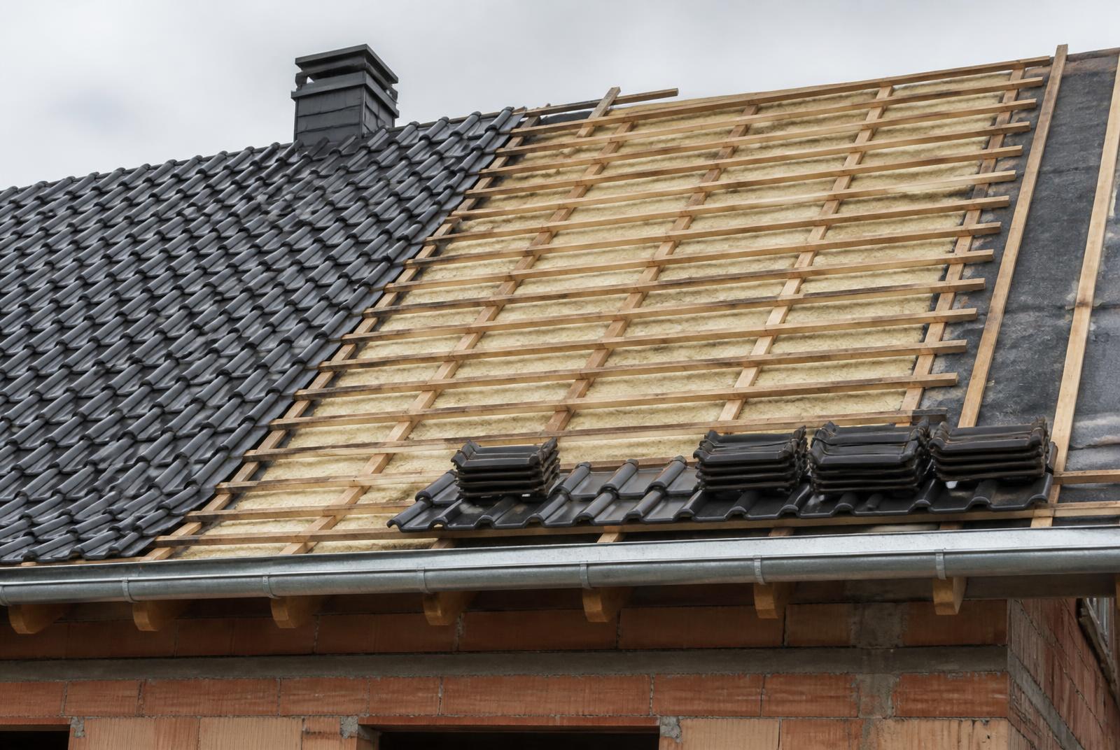 Dak in renovatie met nieuwe pannen, isolatie en zinken dakgoot